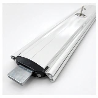 Mid-curtain shutter lock with a retractable bolt at the end of the slat